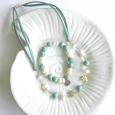 Collar de piedras blancas y verdes sobre un plato